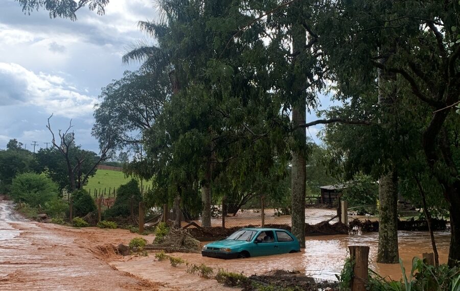 Muros desabam e carro é arrastado por enxurrada