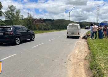 Casal sofre acidente de moto em Poços