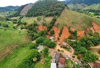 Deslizamento de terra mata quatro pessoas em Minas