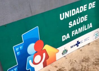 Homem furta placa de UBS em protesto por não conseguir tratamento em Poços de Caldas
