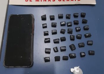 Jovem é flagrado traficando drogas e é preso pela PM em Poços