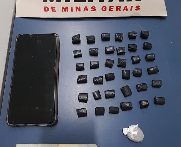 Jovem é flagrado traficando drogas e é preso pela PM em Poços