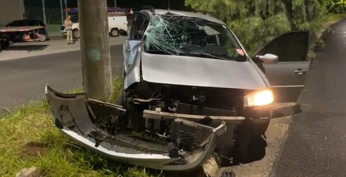 Motorista fica gravemente ferido após atingir poste em Poços