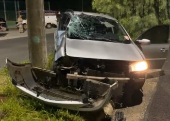Motorista fica gravemente ferido após atingir poste em Poços
