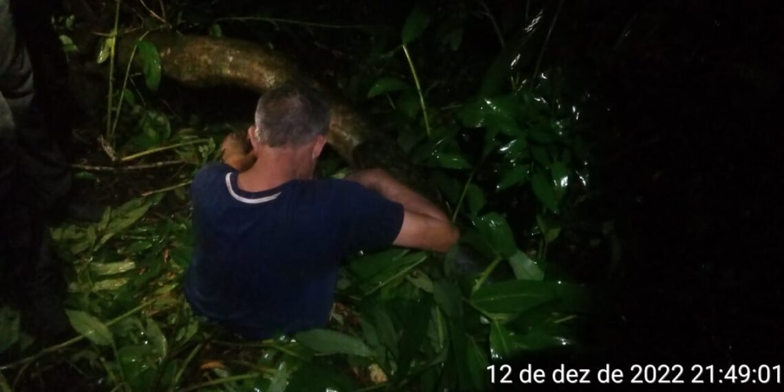 Homem é resgatado em rio em Caldas