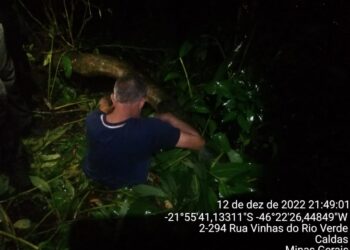 Homem é resgatado em rio em Caldas