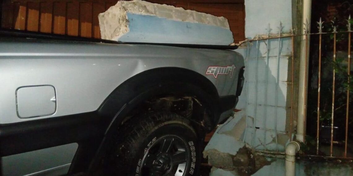 Motorista foge após bater caminhonete, danificar portão e carro em Poços de Caldas