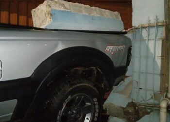 Motorista foge após bater caminhonete, danificar portão e carro em Poços de Caldas