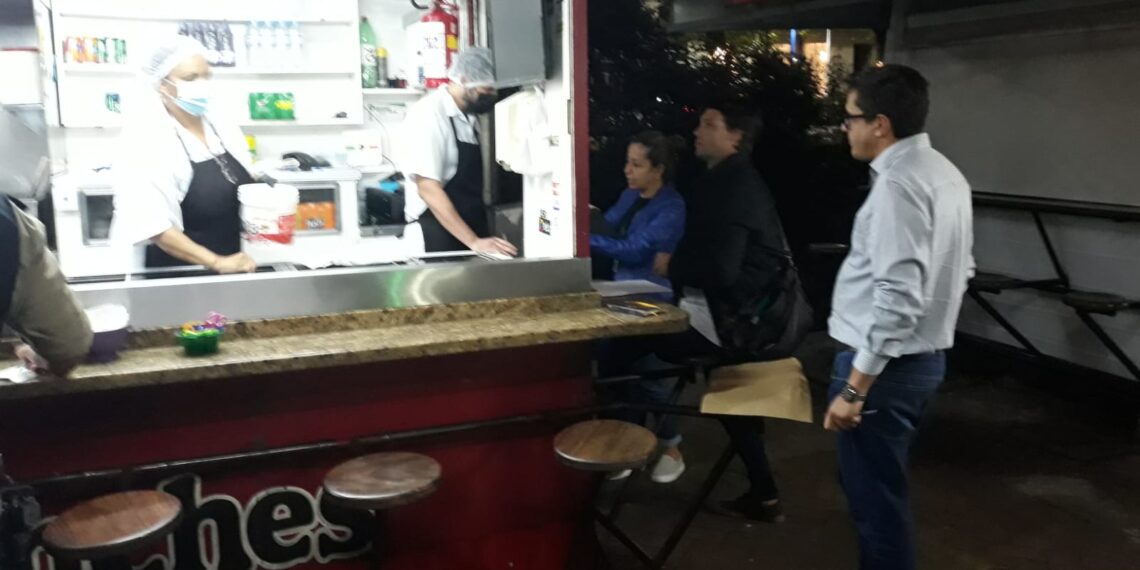 Agora: prefeitura realiza notificação de desocupação dos trailers de lanche em Poços de Caldas