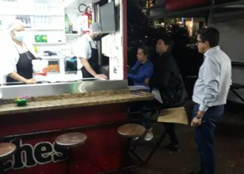 Agora: prefeitura realiza notificação de desocupação dos trailers de lanche em Poços de Caldas