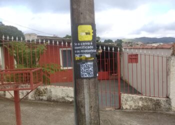 Novas propagandas de empresa multada por publicidade irregular são coladas em postes em Poços