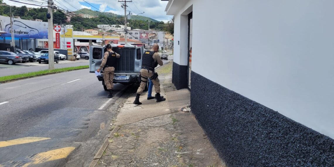 Homem é preso após tentar atingir vendedor ambulante com golpes de faca em Poços de Caldas