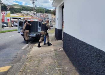 Homem é preso após tentar atingir vendedor ambulante com golpes de faca em Poços de Caldas