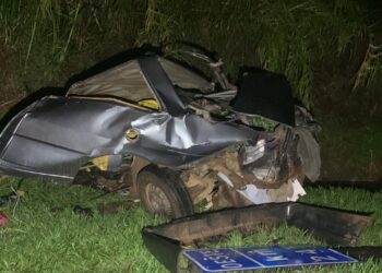 Carro bate em carreta, parte ao meio e motorista morre em acidente