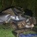 Carro bate em carreta, parte ao meio e motorista morre em acidente