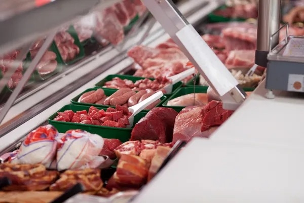 Carnes ficam mais caras em dezembro em Poços