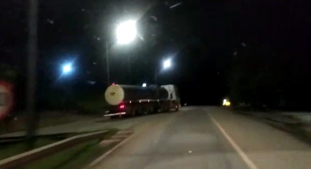 Vídeo: sob efeito de drogas, caminhoneiro dirige na contramão, faz zigue-zague e acaba preso na BR-459