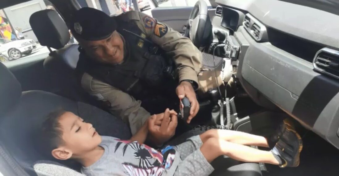 Vídeo: menino com paralisia cerebral realiza sonho de entrar em viatura da PM