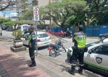 Condutor inabilitado estaciona moto com documento atrasado desde 2014 em frente ao Demutran