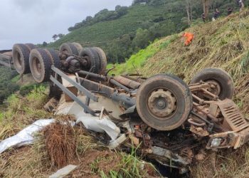 Motorista morre após cabine de caminhão ficar destruída em acidente na BR-146