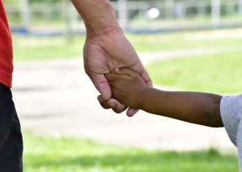 Família acolhedora: inscrições para acolher crianças temporariamente são abertas em Poços de Caldas