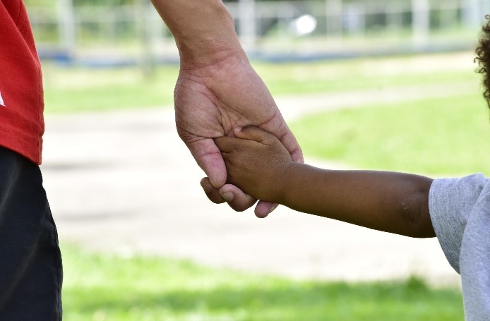 Família acolhedora: inscrições para acolher crianças temporariamente são abertas em Poços de Caldas