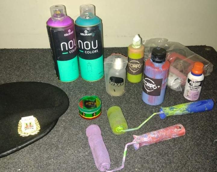 Duas jovens e um homem são detidos após pichações em Poços