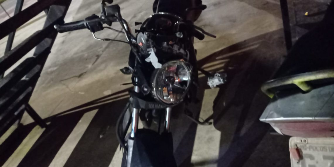 Entregador fica ferido após colidir moto em cavalo em Poços