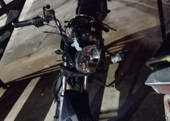 Entregador fica ferido após colidir moto em cavalo em Poços