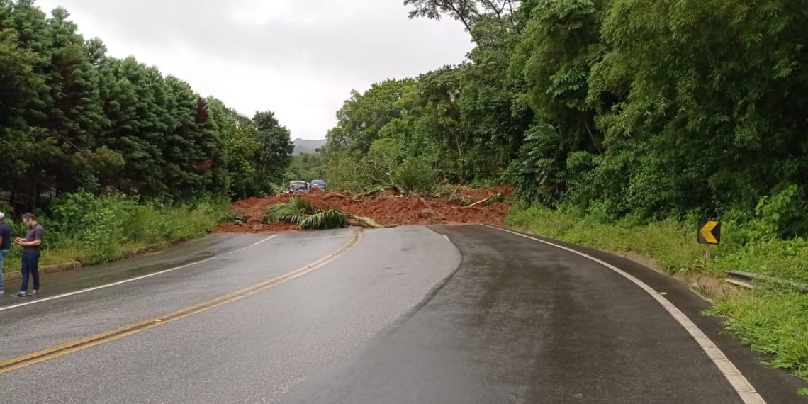 Encosta desmorona e BR-459 é interditada