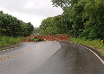 Encosta desmorona e BR-459 é interditada