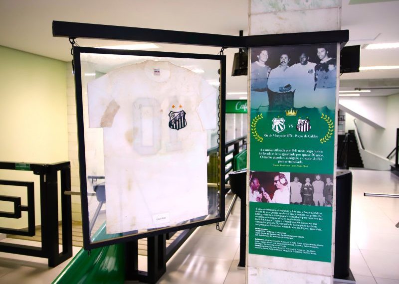 Camisa usada por Pelé em jogo contra Caldense é exposta em Poços