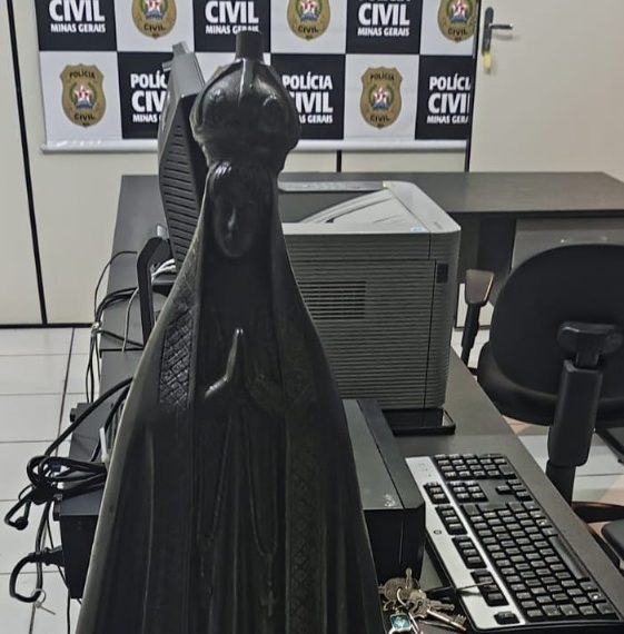 Homem furta imagem sacra de Cemitério em Poços