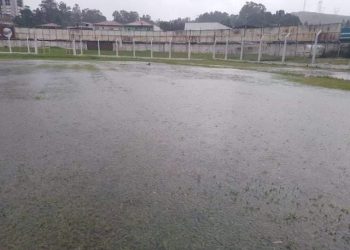 Forte chuva causa alagamento no gramado do Estádio Ronaldão em Poços de Caldas