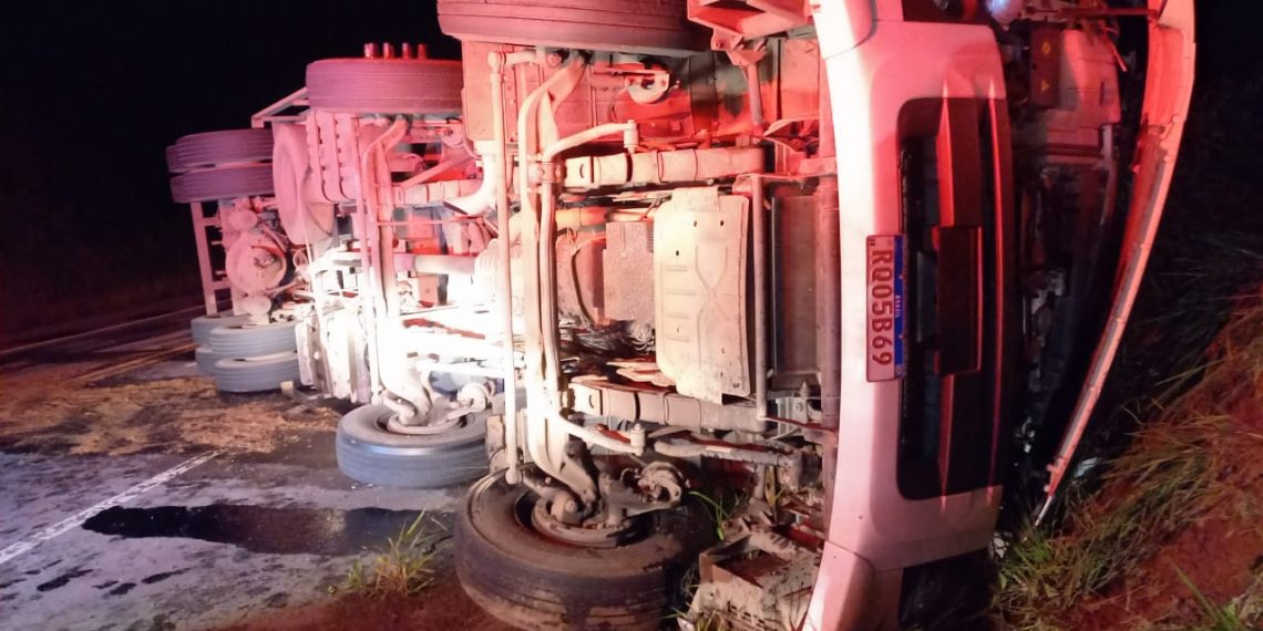 Irmãos ficam feridos após caminhão tombar em Caldas