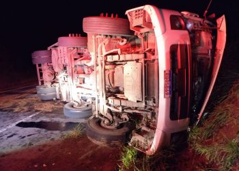 Irmãos ficam feridos após caminhão tombar em Caldas