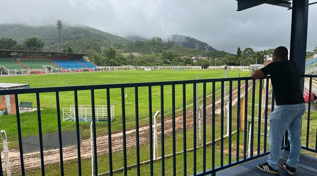 Melhorias no gramado do estádio Doutor Ronaldo Junqueira em Poços de Caldas são concluídas