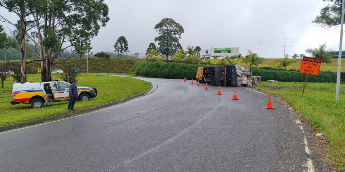 Caminhão tomba na zona oeste de Poços de Caldas