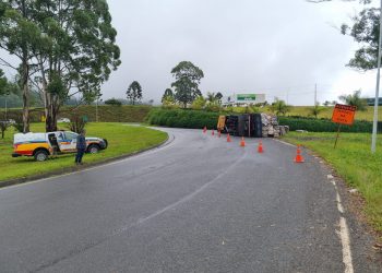 Caminhão tomba na zona oeste de Poços de Caldas