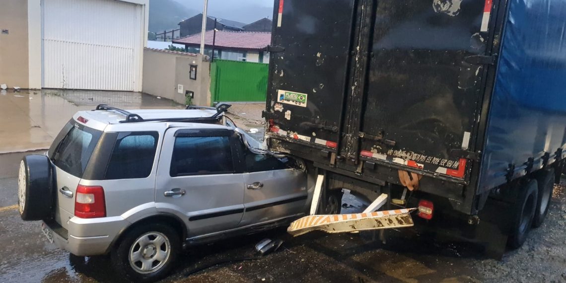 Motorista embriagado bate em caminhão estacionado em Poços de Caldas