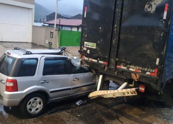 Motorista embriagado bate em caminhão estacionado em Poços de Caldas