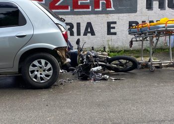 Motociclista fica ferido após atropelar cachorro e bater na traseira de carro estacionado em Poços de Caldas