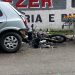 Motociclista fica ferido após atropelar cachorro e bater na traseira de carro estacionado em Poços de Caldas