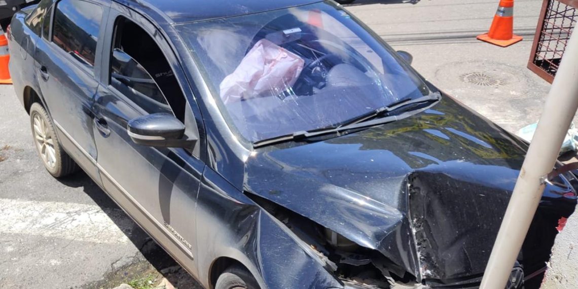 Motorista perde controle ao desviar de bueiro e atropela jovem em Poços de Caldas