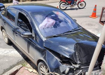 Motorista perde controle ao desviar de bueiro e atropela jovem em Poços de Caldas
