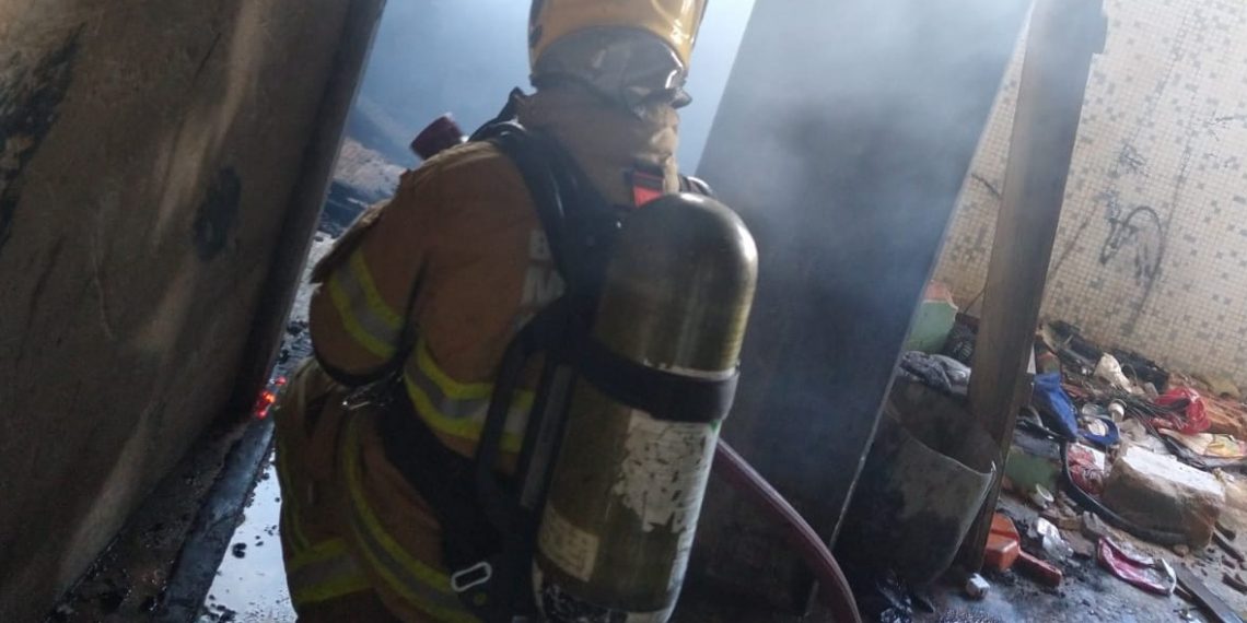 Bombeiros controlam incêndio no Complexo Santa Cruz em Poços de Caldas