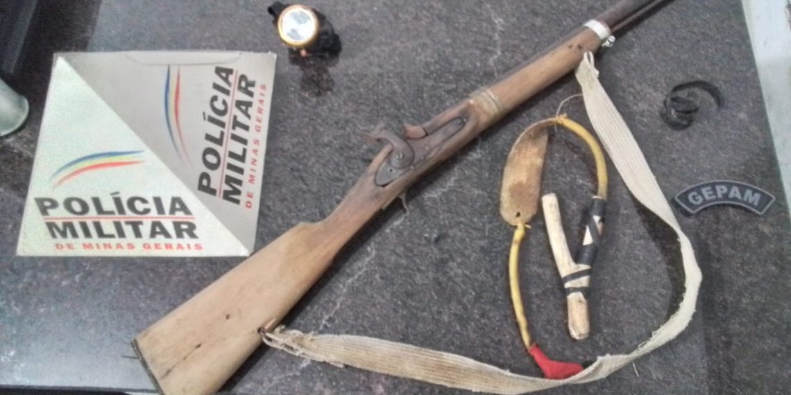 Polícia Militar do Meio Ambiente apreende espingarda e estilingue na zona rural de Andradas