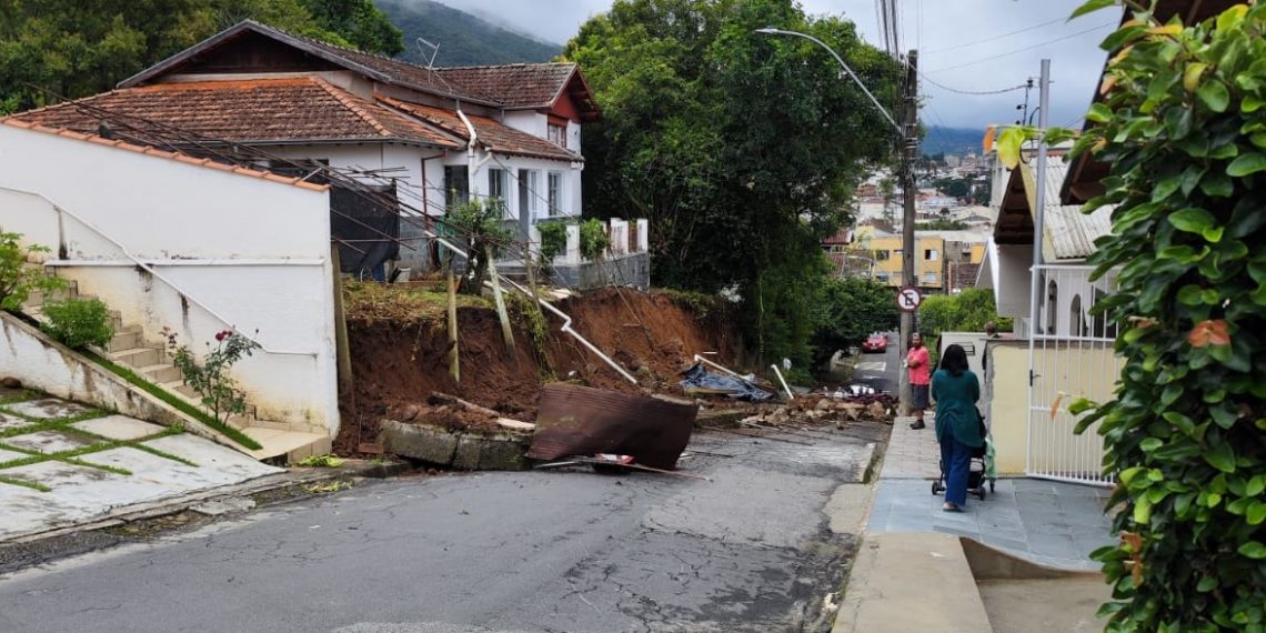 Muro desaba em travessa perto da Santa Casa de Poços de Caldas
