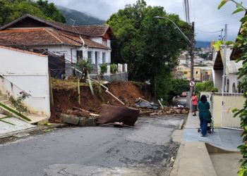Muro desaba em travessa perto da Santa Casa de Poços de Caldas