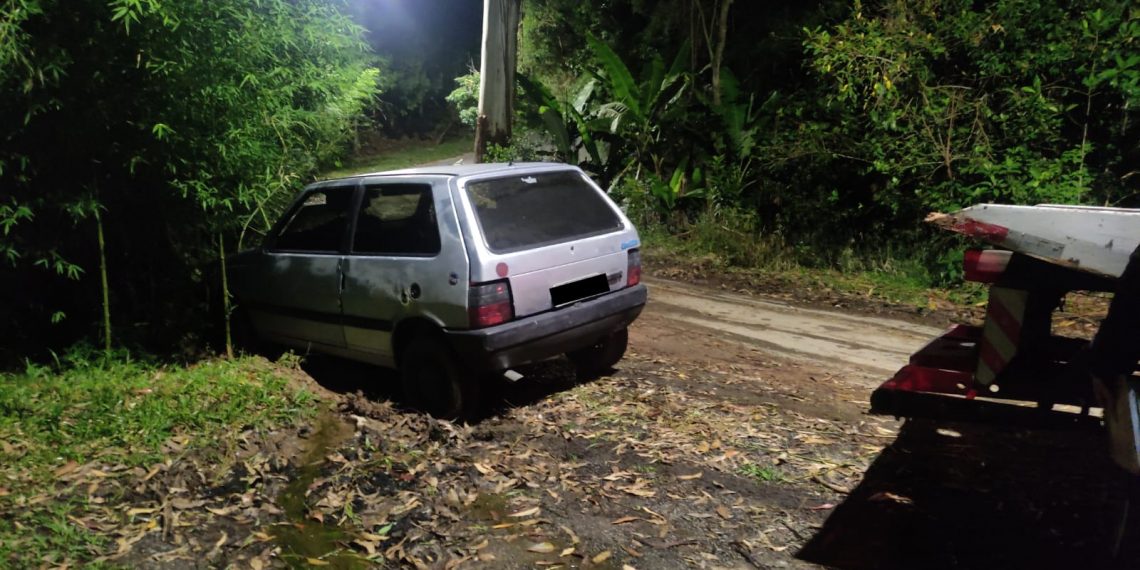 PM apreende carro após suspeito fugir de abordagem, bater e abandonar veículo em Poços de Caldas